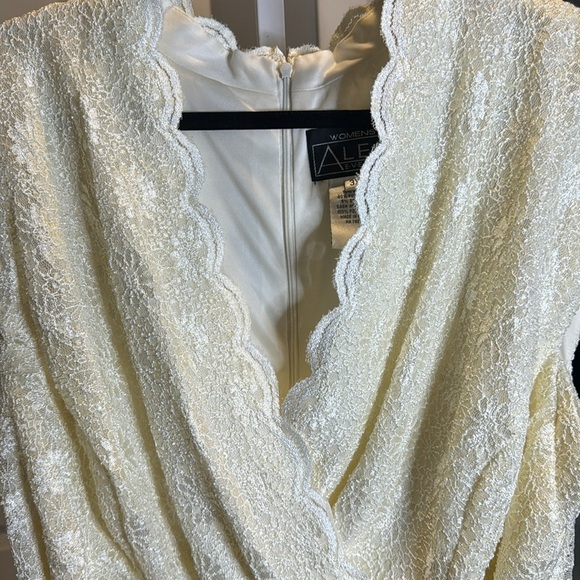 Alex evenings, ivory lace, formal faux wrap plus size top 3X NWT - Picture 4 of 13